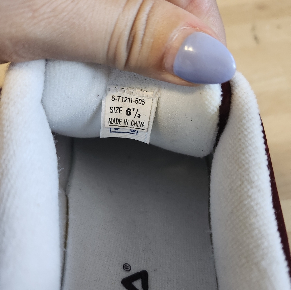 😻 3/$30 Fila Burgundy Velvet Sneakers Size 6.5 - Picture 6 of 8